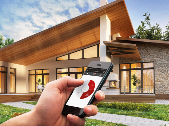 Modernes Haus, das per Smartphone als Smart Home gesteuert wird.